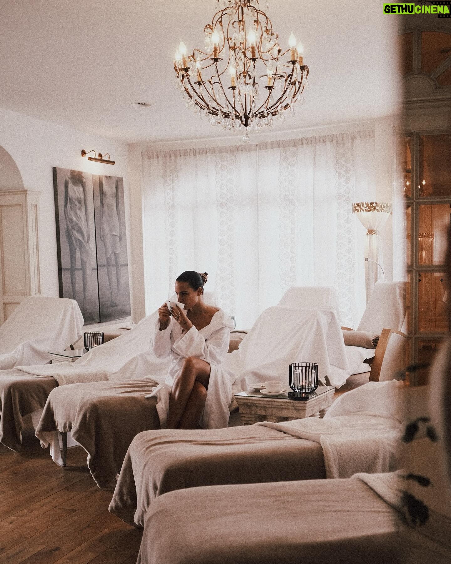 Jade Leboeuf Instagram - Retour sur notre séjour en amoureux où nous étions invités à découvrir le magnifique @posthotel_achenkirch en Autriche, pour 3 jours de détente, de découvertes culinaire et de zen dans un cadre chaleureux et agréable uniquement réservé aux adultes ✨