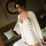 Jade Leboeuf Instagram – Self care moment ✨ la réalité est bien moins glamour, je suis malade depuis 2 jours et quand je parle on dirait soit Robert, soit Marge Simpson. Je vais me reposer pour être a bloc demain 🙌🏼