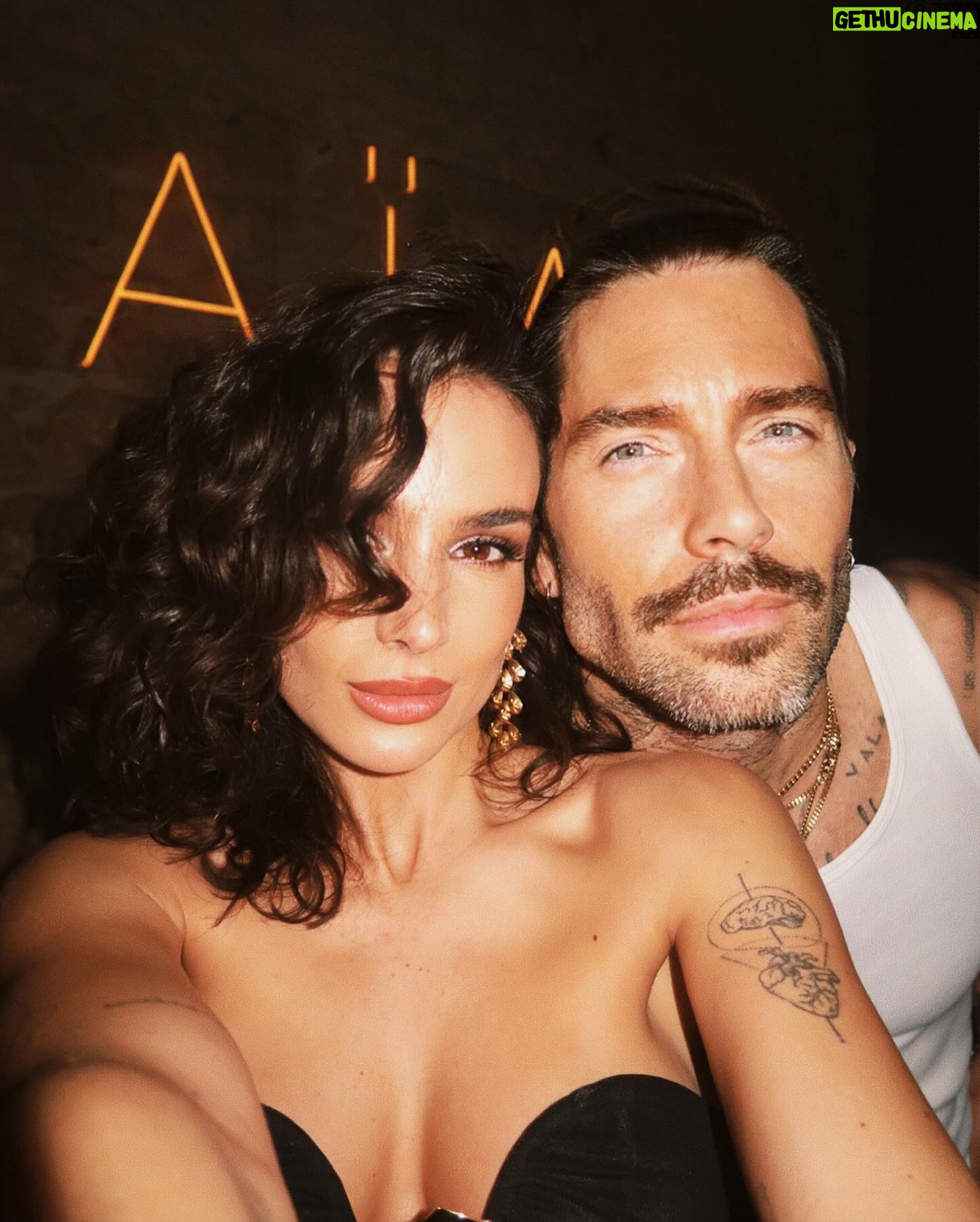 Jade Leboeuf Instagram - Trouver sa moitié quand on s’y attend le moins c’est vraiment ce qui nous est arrivé il y a maintenant plus de 8 ans. Ça peut paraître extrême mais chaque jour qui passe on s’aime un peu plus et ce qui fait perdurer notre amour et l’admiration qu’on a l’un pour l’autre c’est vraiment le soutien, la communication et le respect 🤍 #relationshipgoals #lastinglove #couplegoals #truelove