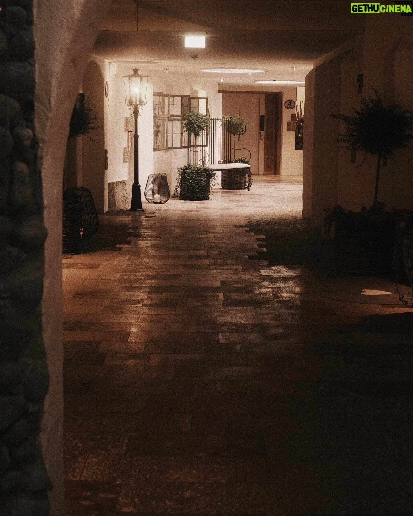 Jade Leboeuf Instagram - Retour sur notre séjour en amoureux où nous étions invités à découvrir le magnifique @posthotel_achenkirch en Autriche, pour 3 jours de détente, de découvertes culinaire et de zen dans un cadre chaleureux et agréable uniquement réservé aux adultes ✨