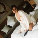 Jade Leboeuf Instagram – Self care moment ✨ la réalité est bien moins glamour, je suis malade depuis 2 jours et quand je parle on dirait soit Robert, soit Marge Simpson. Je vais me reposer pour être a bloc demain 🙌🏼