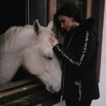 Jade Leboeuf Instagram - Aleppa & Me 🤍 la définition de la douceur, de la curiosité et de la gentillesse ce cheval. Tenue @ikksofficial x @henri_duvillard (offerte) pour trouver un peu de neige mais finalement il n’y en avait pas du tout. Le comble c’est qu’en se levant ce matin, jour blanc, de la neige partout ❄️ 😅