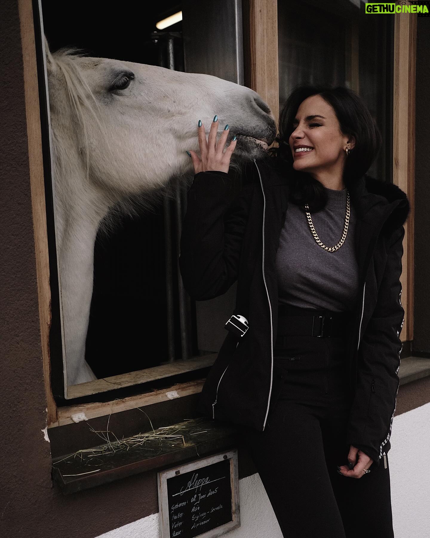 Jade Leboeuf Instagram - Aleppa & Me đ€ la dĂ©finition de la douceur, de la curiositĂ© et de la gentillesse ce cheval. Tenue @ikksofficial x @henri_duvillard (offerte) pour trouver un peu de neige mais finalement il nây en avait pas du tout. Le comble câest quâen se levant ce matin, jour blanc, de la neige partout âïž đ