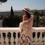 Jade Leboeuf Instagram – Totally felling this French Riviera vibe 🤍

Je te poste cette série de photos alors que je suis en route pour l’aéroport, le cœur un peu serré suite aux mésaventures d’Elon face à un frelon géant ce matin. Je m’envole vers une destination de cœur, j’y ai vécu pendant de nombreuses années importantes et c’est là qu’on s’est mises en couple avec Steph. Je pars seule, pour une marque que j’affectionne énormément mais nous reviendrons en famille quand Elon sera un peu plus grand. Sais-tu de quelle ville il s’agit ?