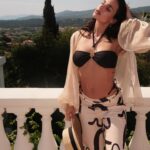 Jade Leboeuf Instagram – Totally felling this French Riviera vibe 🤍

Je te poste cette série de photos alors que je suis en route pour l’aéroport, le cœur un peu serré suite aux mésaventures d’Elon face à un frelon géant ce matin. Je m’envole vers une destination de cœur, j’y ai vécu pendant de nombreuses années importantes et c’est là qu’on s’est mises en couple avec Steph. Je pars seule, pour une marque que j’affectionne énormément mais nous reviendrons en famille quand Elon sera un peu plus grand. Sais-tu de quelle ville il s’agit ?
