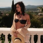 Jade Leboeuf Instagram – Totally felling this French Riviera vibe 🤍

Je te poste cette série de photos alors que je suis en route pour l’aéroport, le cœur un peu serré suite aux mésaventures d’Elon face à un frelon géant ce matin. Je m’envole vers une destination de cœur, j’y ai vécu pendant de nombreuses années importantes et c’est là qu’on s’est mises en couple avec Steph. Je pars seule, pour une marque que j’affectionne énormément mais nous reviendrons en famille quand Elon sera un peu plus grand. Sais-tu de quelle ville il s’agit ?
