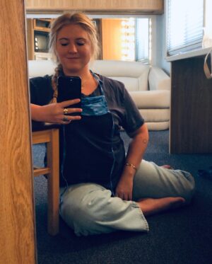 Jaicy Elliot Instagram - First trailer selfie #season17 #werebaack #greysanatomy