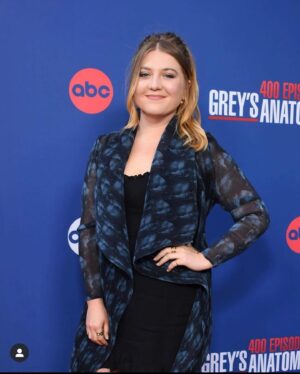 Jaicy Elliot Instagram - To 400 more 🍾🍾🍾

Thank you @greysabc and @shondaland for this incredible evening 
.
.
.
Hair by @nickichestnut 🤍
Makeup by @starmakerbeauty 🤍