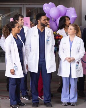 Jaicy Elliot Instagram - Whoooo’s watching?! #greysanatomy #shondaland