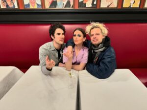 Jaime Lyn Beatty Instagram - Here’s to the old pals who meet up for a late night post-show hang at Sardi’s…Aren’t they a gas??? 🌙🍸🎭 #wheninrome #illdrinktothat #cheers