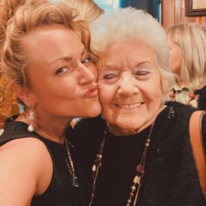 Jaime Winstone Instagram - Celebrating with family @pelliccicafe cafe podcast launch last night..these beautiful people have tolerated and fed our family for generations! We love you and can’t wait to Listen to @downthecaff ! ❤️🇮🇹🍝🍕❤️ 

ITS A LONDON THING⚡️🇬🇧🇮🇹⚡️