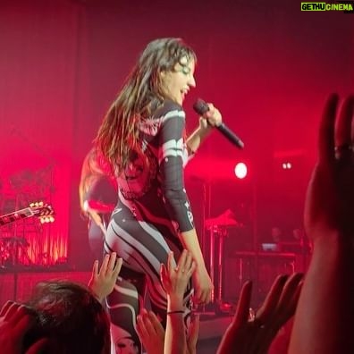 Jain Instagram - Mais je plane toujours depuis ces 4 @letrianonparis 🤯🤯🤯🤯! Quelle pure FOLIE ! Merci merci merci de me faire vivre des choses aussi belles… C’est incroyable, je me sens si chanceuse, si heureuse, si fière… Vous, Nous et cette salle, c’est un souvenir indélébile. Merci d’être venus. Et merci à mon équipe chérie adorée ❤️ @juli3_l3noir @mariesandrinem @deryasound @yoannrousselson @a_m_b_u_j_a_ @papybresom @crabbylecrab @auguriproductions @emelinefougeray @benjaminporraz @osoumali @louxormusic @jeremy.bargues Merci pour les photos et vidéo: @letrianonparis @le_munch