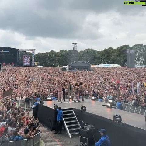 Jain Instagram - Dernière de l’été en Corse, c’était fou cette tournée des festivals…J’ai pas les mots…Je rêve de vous présenter ce concert en salle 🤩🤩🤩, j’ai déjà trop hâte. Bravo et merci à ces musicien(ne)s de folie que j’aime profondément, @emelinefougeray @louxormusic @osoumali @benjaminporraz . Bravo et merci à toute mon équipe incroyable, sans qui rien ne serait possible… Julie,Enzo, Derya, JP, Marianne, Jeremy, Mathieu, Johan, Yvess, Crabby, Juliette, Léo, Sergio, Winnie,Yoann, Nico, Guy. Le retour sur scène est un rêve grâce à vous. Ça part 🚀. Ps: On pouvait pas mieux clôturer ce festival qu’en improvisant Makeba à côté du bar U Scalu d’Erbalunga ! (merci au groupe qui nous a prêté la scène). Photo par @loriotcamille