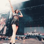 Jain Instagram - La saison des festivals se termine bientôt et c’était extraordinaire de vous revoir, de remonter sur scène ❤️‍🔥❤️‍🔥❤️‍🔥❤️‍🔥. Merci énormément… merci à tous les festivals qui nous ont accueillis! Ou est-ce que l’on s’est croisés ? @vieillescharruesofficiel @festivaldepoupet @lesnuitssecretes @paleo @festivalambert @festivalbeauregard @festineuch @festival_ecaussysteme @festival_pauseguitare @festivallesescales @musicalarue @vyv_festival @solidays @ardeche_alunafestival @rockinevreux @freemusicfestival @idile_festival @6micaix @festivallasemo