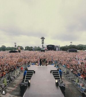 Jain Instagram - La saison des festivals se termine bientôt et c’était extraordinaire de vous revoir, de remonter sur scène ❤️‍🔥❤️‍🔥❤️‍🔥❤️‍🔥. Merci énormément… merci à tous les festivals qui nous ont accueillis! Ou est-ce que l’on s’est croisés ?
@vieillescharruesofficiel @festivaldepoupet @lesnuitssecretes @paleo @festivalambert @festivalbeauregard @festineuch @festival_ecaussysteme @festival_pauseguitare @festivallesescales @musicalarue @vyv_festival @solidays @ardeche_alunafestival @rockinevreux @freemusicfestival @idile_festival @6micaix @festivallasemo
