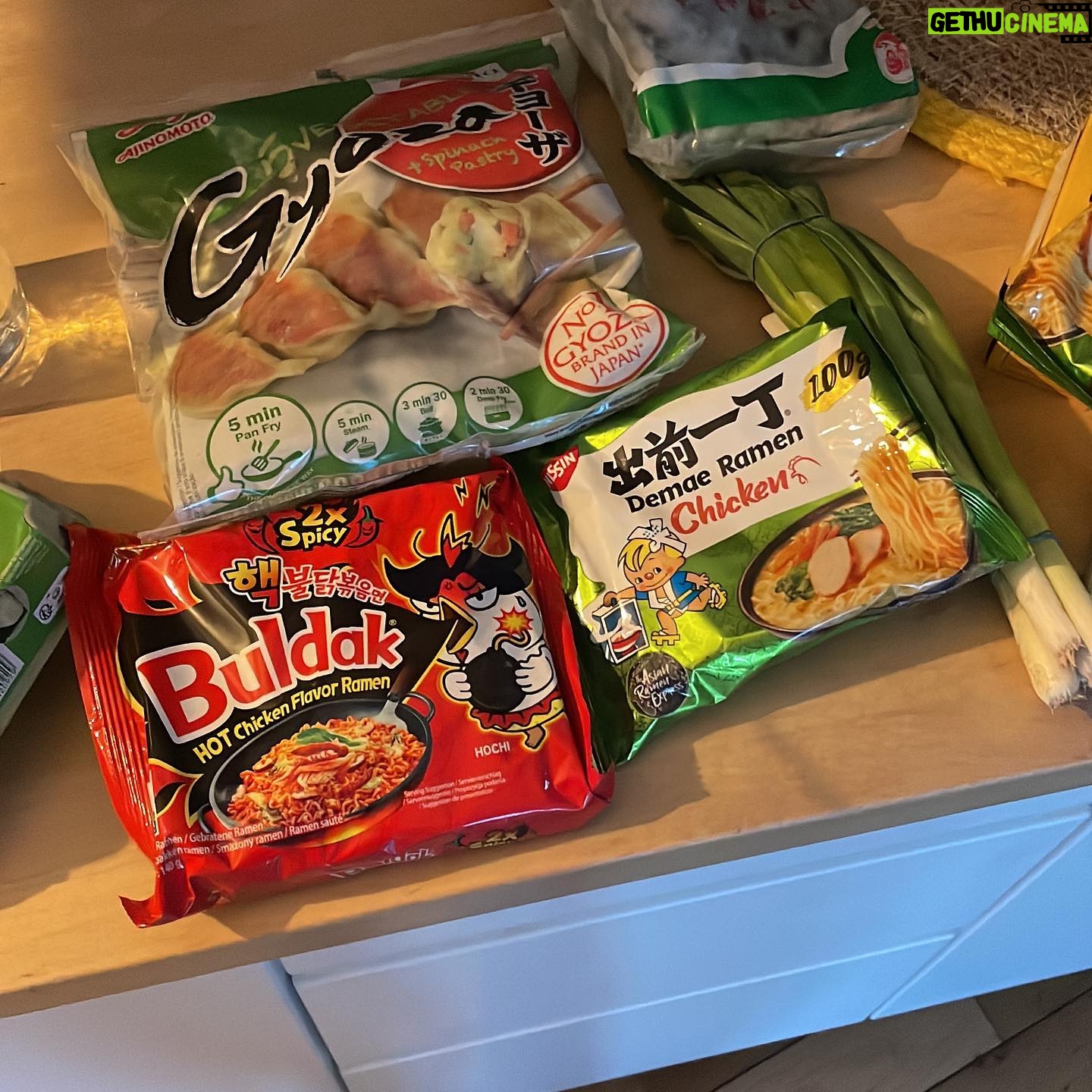 Jain Instagram - Life lately ! Merci @paloma_nimes pour votre accueil, c’était trop bien de revenir après tout ce temps! La tournée repart et ça fait du biiiiiiennng ❤️❤️❤️❤️ Merci à toute mon équipe incroyable d’être la :) 🥰