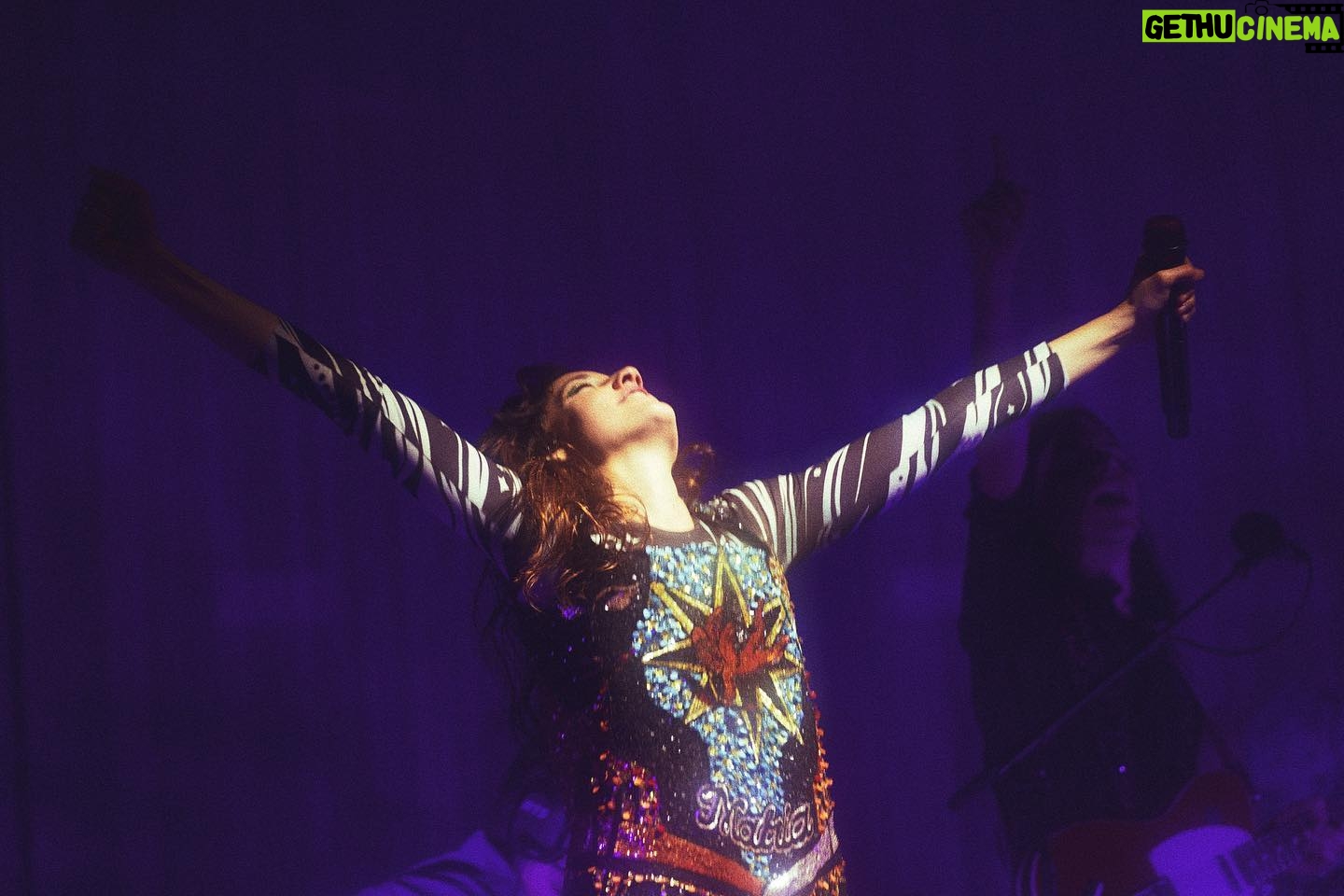 Jain Instagram - Bordeaux, Rennes et Pariiiiiiiiiis !!!!!!!!!! J’ai eu du mal à atterrir depuis jeudi 🚀🚀🚀🚀... Je vous le dit en concert, mais merci infiniment de me faire vivre mon rêve, merci d’être là, merci de venir voir ce concert ❤️🔥. Paris, vous étiez filmé 😉 et on a plein de « petites » surprises pour vous ! Vous êtes venus à quel concert ? Avant ça, merci à mon équipe incroyable : @osoumali @emelinefougeray @louxormusic @benjaminporraz , je vous le dit quasi tous les soirs, mais je vous aime ❤️. @juli3_l3noir, @jeremy.bargues, @deryasound, @mariesandrinem, @romain_leclerc, @spookland_records, @columbiafrance, @a_m_b_u_j_a_ , @yoannrousselson, Léo, Sergio, Enzo, Yvess, @zen_eat, @crabbylecrab, Mathieu, merci 🙏🙏🙏❤️. Merci à @nathan_paulin pour avoir joué le funambule à paris ! Pic 1,2,3,4,6,7 @yawata__ Pic 5 @lisamiquet