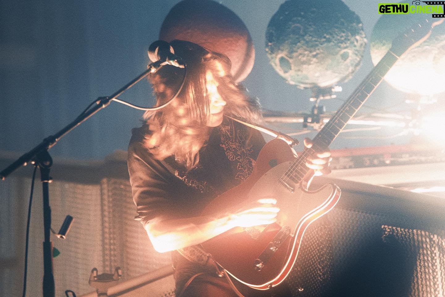 Jain Instagram - Bordeaux, Rennes et Pariiiiiiiiiis !!!!!!!!!! J’ai eu du mal à atterrir depuis jeudi 🚀🚀🚀🚀... Je vous le dit en concert, mais merci infiniment de me faire vivre mon rêve, merci d’être là, merci de venir voir ce concert ❤️🔥. Paris, vous étiez filmé 😉 et on a plein de « petites » surprises pour vous ! Vous êtes venus à quel concert ? Avant ça, merci à mon équipe incroyable : @osoumali @emelinefougeray @louxormusic @benjaminporraz , je vous le dit quasi tous les soirs, mais je vous aime ❤️. @juli3_l3noir, @jeremy.bargues, @deryasound, @mariesandrinem, @romain_leclerc, @spookland_records, @columbiafrance, @a_m_b_u_j_a_ , @yoannrousselson, Léo, Sergio, Enzo, Yvess, @zen_eat, @crabbylecrab, Mathieu, merci 🙏🙏🙏❤️. Merci à @nathan_paulin pour avoir joué le funambule à paris ! Pic 1,2,3,4,6,7 @yawata__ Pic 5 @lisamiquet