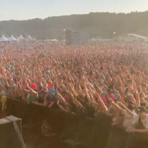 Jain Instagram - Merci @solidays ! Merci @rockinevreux ! Merci @freemusicfestival ! C’est un bonheur d’être sur scène 😌❤️…

Pic by @manufauque