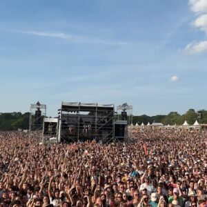 Jain Instagram - Merci @solidays ! Merci @rockinevreux ! Merci @freemusicfestival ! C’est un bonheur d’être sur scène 😌❤️…

Pic by @manufauque