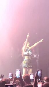Jain Instagram - So happy to be back on stage! What makes you happy? Show it to me :)