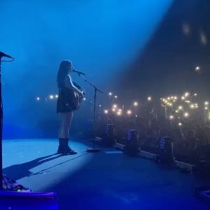 Jain Instagram - Merci la Suisse!!!!!! Il a fait chauuuuuud 🥵🥵🇨🇭❤️ @festineuch