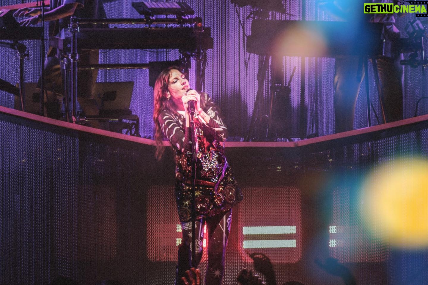 Jain Instagram - Dernière de l’été en Corse, c’était fou cette tournée des festivals…J’ai pas les mots…Je rêve de vous présenter ce concert en salle 🤩🤩🤩, j’ai déjà trop hâte. Bravo et merci à ces musicien(ne)s de folie que j’aime profondément, @emelinefougeray @louxormusic @osoumali @benjaminporraz . Bravo et merci à toute mon équipe incroyable, sans qui rien ne serait possible… Julie,Enzo, Derya, JP, Marianne, Jeremy, Mathieu, Johan, Yvess, Crabby, Juliette, Léo, Sergio, Winnie,Yoann, Nico, Guy. Le retour sur scène est un rêve grâce à vous. Ça part 🚀. Ps: On pouvait pas mieux clôturer ce festival qu’en improvisant Makeba à côté du bar U Scalu d’Erbalunga ! (merci au groupe qui nous a prêté la scène). Photo par @loriotcamille