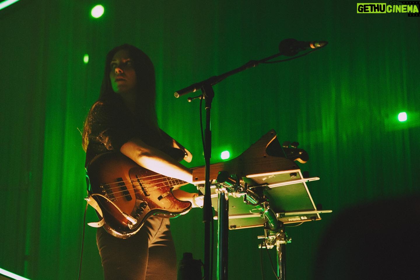 Jain Instagram - Merci merci merci Reims et Lille de nous avoir si bien accueilli… Qu’est ce que ça fait du bien de chanter, de danser ( et de rire) avec vous!!! On en voudrait encore ❤️… Photo par @lisamiquet @reimsarena @zenithdelille