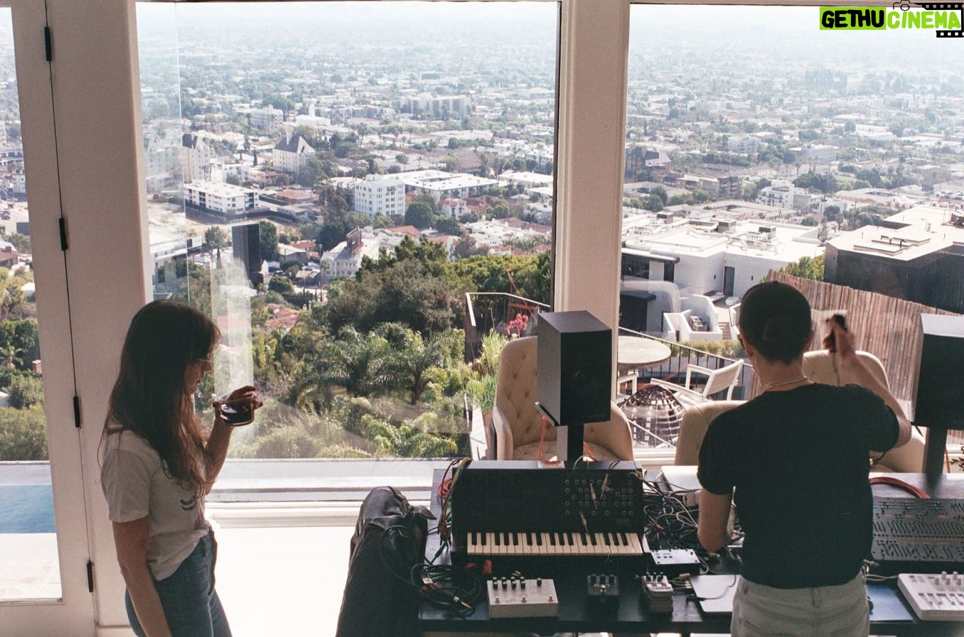Jain Instagram - 👀 Went to L.A 👀, wrote a lot of new songs, part one 🥳🥵 With these guys @yodelice @louxormusic and 📸 @benjaminporraz ❤️❤️❤️.