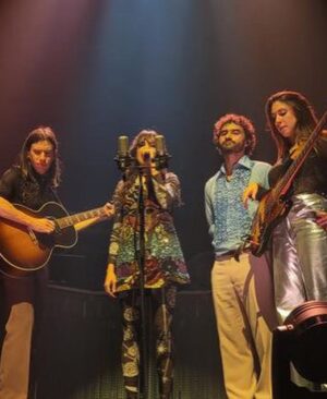 Jain Instagram - Amiens, Montpellier et Lyon, mais merciiiiiiiiiiiii 🔥🔥🔥❤️!
Vous retrouver au rendez-vous  est incroyable, j’en avais tellement rêvé 🥹 ! Ce début de tournée commence très très fort! 

Merci à toute mon équipe de feu grace à qui cette tournée est Full Fool Love ❤️🤘

@juli3_l3noir @osoumali @emelinefougeray @louxormusic  @benjaminporraz @deryasound @mariesandrinem @romain_leclerc @jeremy.bargues @matthieucrossard @a_m_b_u_j_a_  @crabbylecrab