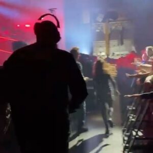 Jain Instagram - Amiens, Montpellier et Lyon, mais merciiiiiiiiiiiii 🔥🔥🔥❤️!
Vous retrouver au rendez-vous  est incroyable, j’en avais tellement rêvé 🥹 ! Ce début de tournée commence très très fort! 

Merci à toute mon équipe de feu grace à qui cette tournée est Full Fool Love ❤️🤘

@juli3_l3noir @osoumali @emelinefougeray @louxormusic  @benjaminporraz @deryasound @mariesandrinem @romain_leclerc @jeremy.bargues @matthieucrossard @a_m_b_u_j_a_  @crabbylecrab