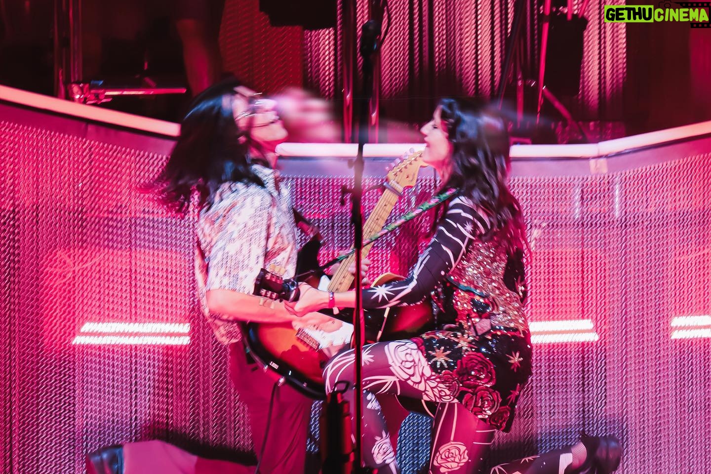 Jain Instagram - Dernière de l’été en Corse, c’était fou cette tournée des festivals…J’ai pas les mots…Je rêve de vous présenter ce concert en salle 🤩🤩🤩, j’ai déjà trop hâte. Bravo et merci à ces musicien(ne)s de folie que j’aime profondément, @emelinefougeray @louxormusic @osoumali @benjaminporraz . Bravo et merci à toute mon équipe incroyable, sans qui rien ne serait possible… Julie,Enzo, Derya, JP, Marianne, Jeremy, Mathieu, Johan, Yvess, Crabby, Juliette, Léo, Sergio, Winnie,Yoann, Nico, Guy. Le retour sur scène est un rêve grâce à vous. Ça part 🚀. Ps: On pouvait pas mieux clôturer ce festival qu’en improvisant Makeba à côté du bar U Scalu d’Erbalunga ! (merci au groupe qui nous a prêté la scène). Photo par @loriotcamille
