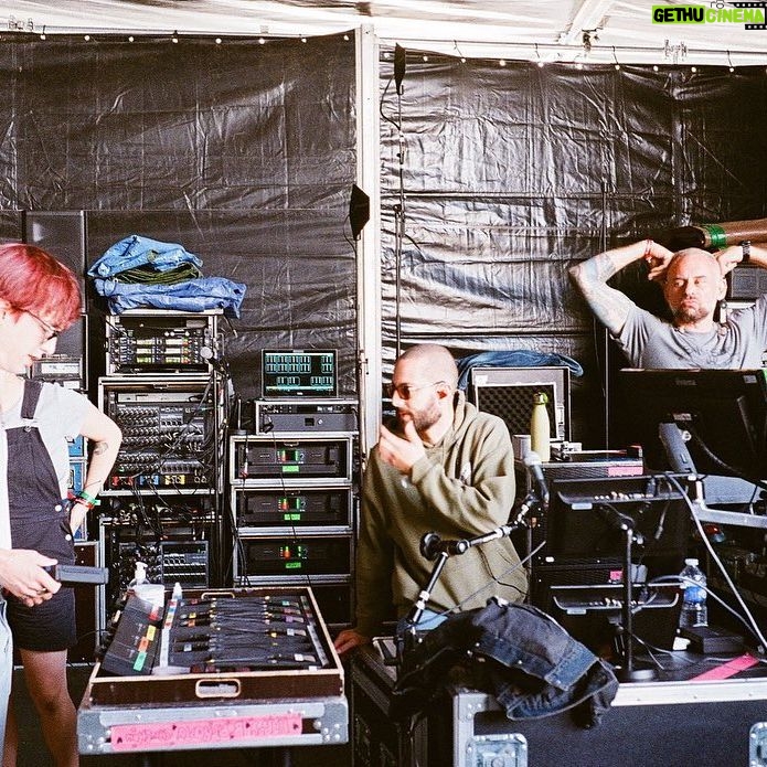 Jain Instagram - Dernière de l’été en Corse, c’était fou cette tournée des festivals…J’ai pas les mots…Je rêve de vous présenter ce concert en salle 🤩🤩🤩, j’ai déjà trop hâte. Bravo et merci à ces musicien(ne)s de folie que j’aime profondément, @emelinefougeray @louxormusic @osoumali @benjaminporraz . Bravo et merci à toute mon équipe incroyable, sans qui rien ne serait possible… Julie,Enzo, Derya, JP, Marianne, Jeremy, Mathieu, Johan, Yvess, Crabby, Juliette, Léo, Sergio, Winnie,Yoann, Nico, Guy. Le retour sur scène est un rêve grâce à vous. Ça part 🚀. Ps: On pouvait pas mieux clôturer ce festival qu’en improvisant Makeba à côté du bar U Scalu d’Erbalunga ! (merci au groupe qui nous a prêté la scène). Photo par @loriotcamille