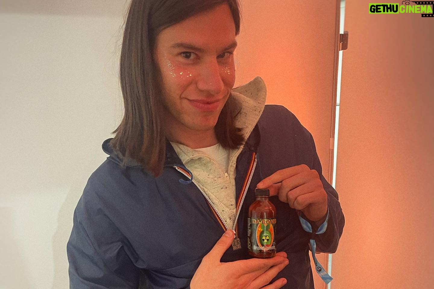 Jain Instagram - Dernière de l’été en Corse, c’était fou cette tournée des festivals…J’ai pas les mots…Je rêve de vous présenter ce concert en salle 🤩🤩🤩, j’ai déjà trop hâte. Bravo et merci à ces musicien(ne)s de folie que j’aime profondément, @emelinefougeray @louxormusic @osoumali @benjaminporraz . Bravo et merci à toute mon équipe incroyable, sans qui rien ne serait possible… Julie,Enzo, Derya, JP, Marianne, Jeremy, Mathieu, Johan, Yvess, Crabby, Juliette, Léo, Sergio, Winnie,Yoann, Nico, Guy. Le retour sur scène est un rêve grâce à vous. Ça part 🚀. Ps: On pouvait pas mieux clôturer ce festival qu’en improvisant Makeba à côté du bar U Scalu d’Erbalunga ! (merci au groupe qui nous a prêté la scène). Photo par @loriotcamille