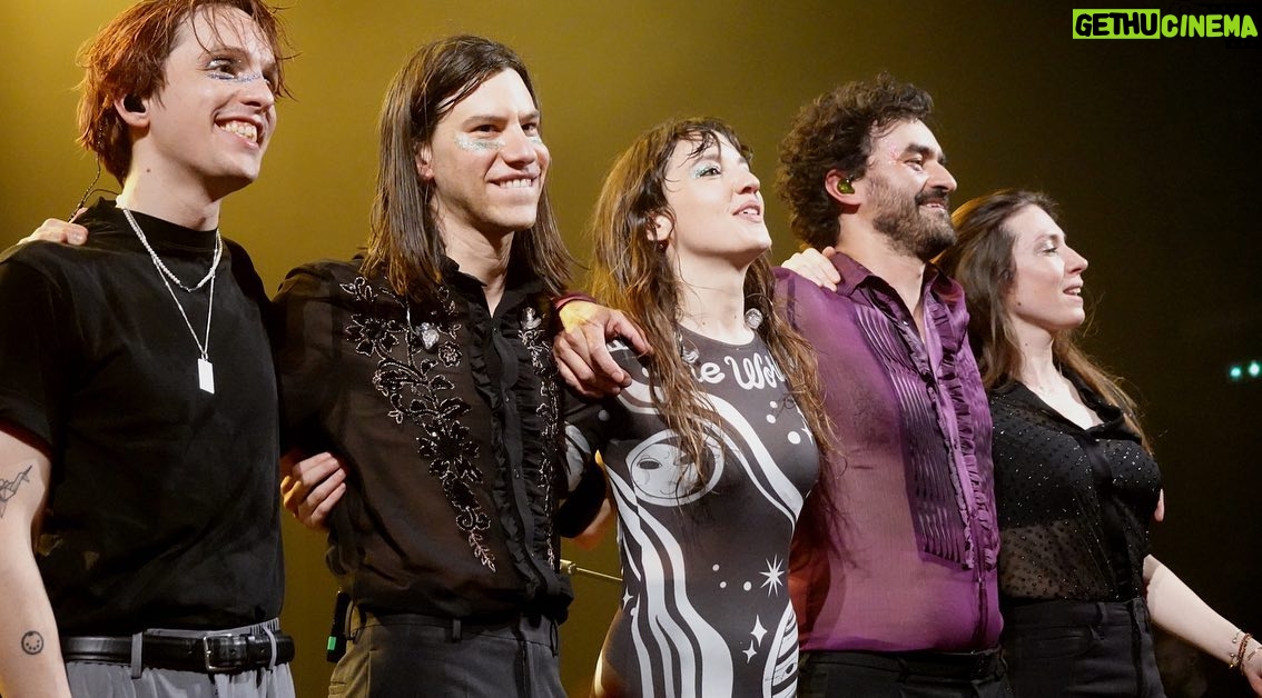 Jain Instagram - Mais je plane toujours depuis ces 4 @letrianonparis 🤯🤯🤯🤯! Quelle pure FOLIE ! Merci merci merci de me faire vivre des choses aussi belles… C’est incroyable, je me sens si chanceuse, si heureuse, si fière… Vous, Nous et cette salle, c’est un souvenir indélébile. Merci d’être venus. Et merci à mon équipe chérie adorée ❤️ @juli3_l3noir @mariesandrinem @deryasound @yoannrousselson @a_m_b_u_j_a_ @papybresom @crabbylecrab @auguriproductions @emelinefougeray @benjaminporraz @osoumali @louxormusic @jeremy.bargues Merci pour les photos et vidéo: @letrianonparis @le_munch