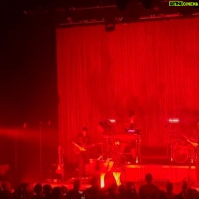 Jain Instagram - Mais je plane toujours depuis ces 4 @letrianonparis 🤯🤯🤯🤯! Quelle pure FOLIE ! Merci merci merci de me faire vivre des choses aussi belles… C’est incroyable, je me sens si chanceuse, si heureuse, si fière… Vous, Nous et cette salle, c’est un souvenir indélébile. Merci d’être venus. Et merci à mon équipe chérie adorée ❤️ @juli3_l3noir @mariesandrinem @deryasound @yoannrousselson @a_m_b_u_j_a_ @papybresom @crabbylecrab @auguriproductions @emelinefougeray @benjaminporraz @osoumali @louxormusic @jeremy.bargues Merci pour les photos et vidéo: @letrianonparis @le_munch