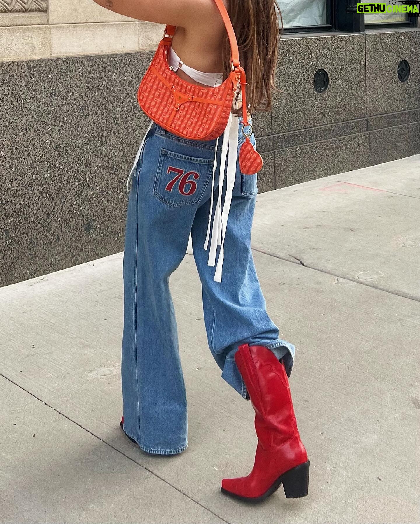 Jami Alix Instagram - wearing a stagecoach tank top is genuinely my version of attending a festival 🤠i’m so curious are you stageCOACH or stageCOUCH!? @pacsun #pacpartner