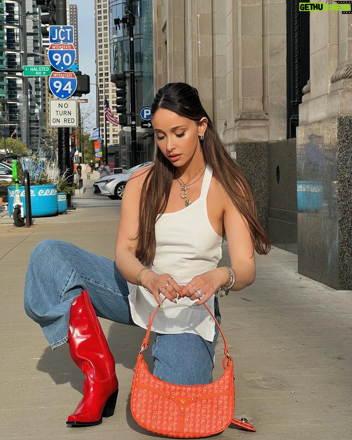 Jami Alix Instagram - wearing a stagecoach tank top is genuinely my version of attending a festival 🤠 i’m so curious are you stageCOACH or stageCOUCH!? @pacsun #pacpartner
