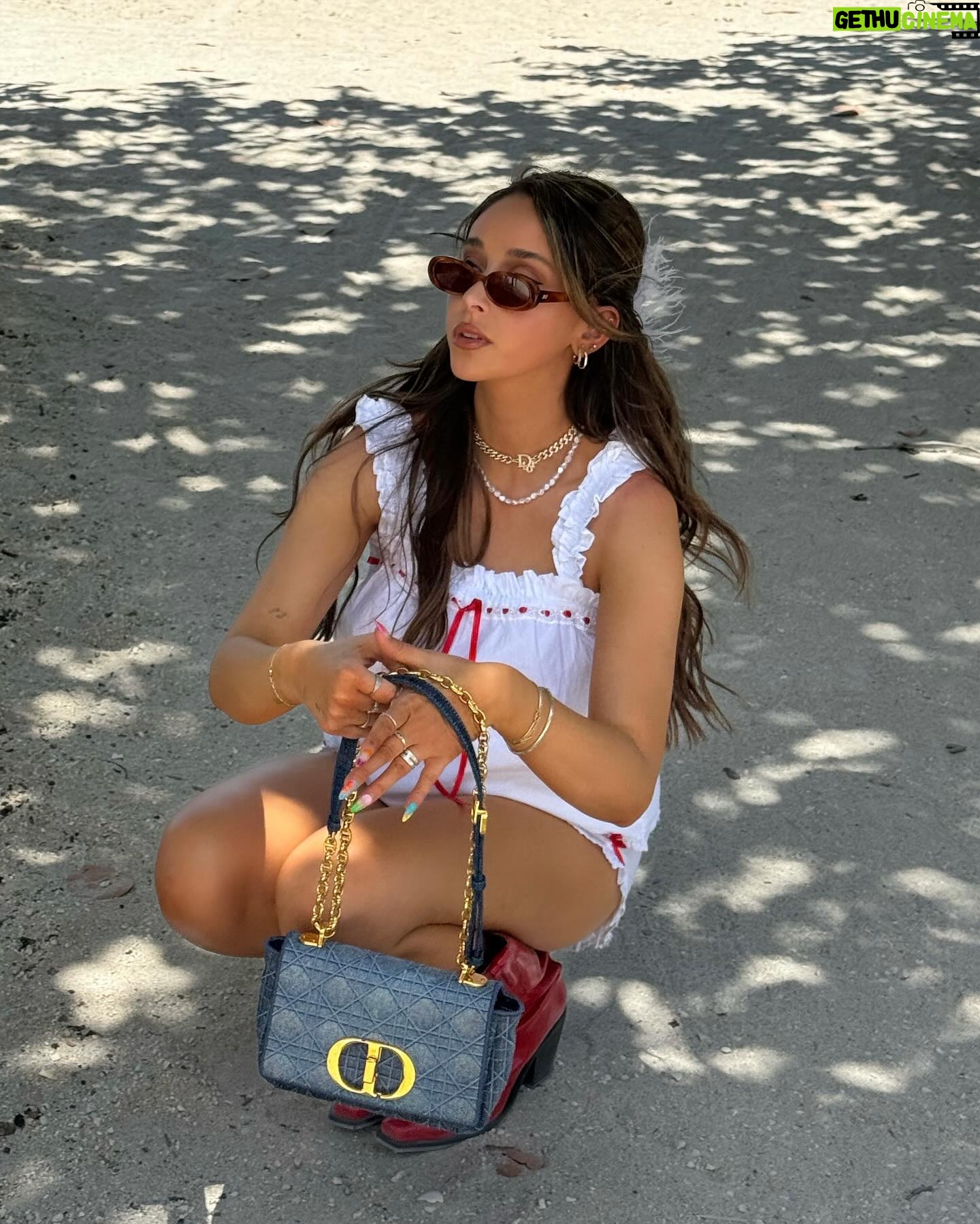 Jami Alix - 3 Likes - look how relatable and cute i’m being