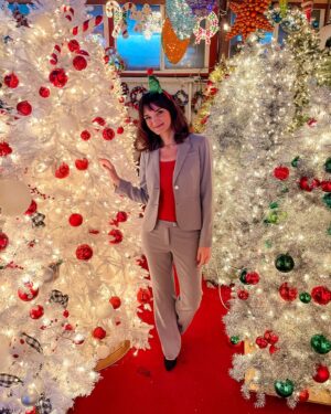 Jamie Bernadette Instagram - Behind the scenes of “A Christmas Intern” which aired on the Lifetime Channel last Saturday. It’s all over on streaming right now! I play a supporting role as the know-it-all “Gemma”. Some legends in this one!  Emmy winner Jackee Harry @jackeeharry (227, Sister Sister, Girl Meets World, Days of Our Lives), Vivica A. Fox @msvfox (Independence Day, Kill Bill Volume 1), Michael Pare @mikekevinpare (Gone, The Lincoln Lawyer), and more. Directed by David DeCoteau.