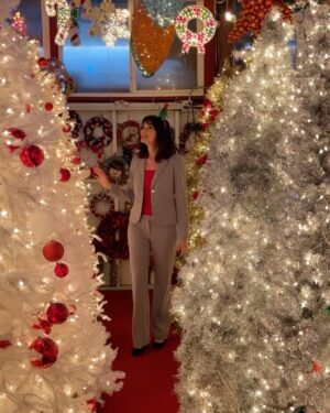 Jamie Bernadette Instagram - Behind the scenes of “A Christmas Intern” which aired on the Lifetime Channel last Saturday. It’s all over on streaming right now! I play a supporting role as the know-it-all “Gemma”. Some legends in this one!  Emmy winner Jackee Harry @jackeeharry (227, Sister Sister, Girl Meets World, Days of Our Lives), Vivica A. Fox @msvfox (Independence Day, Kill Bill Volume 1), Michael Pare @mikekevinpare (Gone, The Lincoln Lawyer), and more. Directed by David DeCoteau.