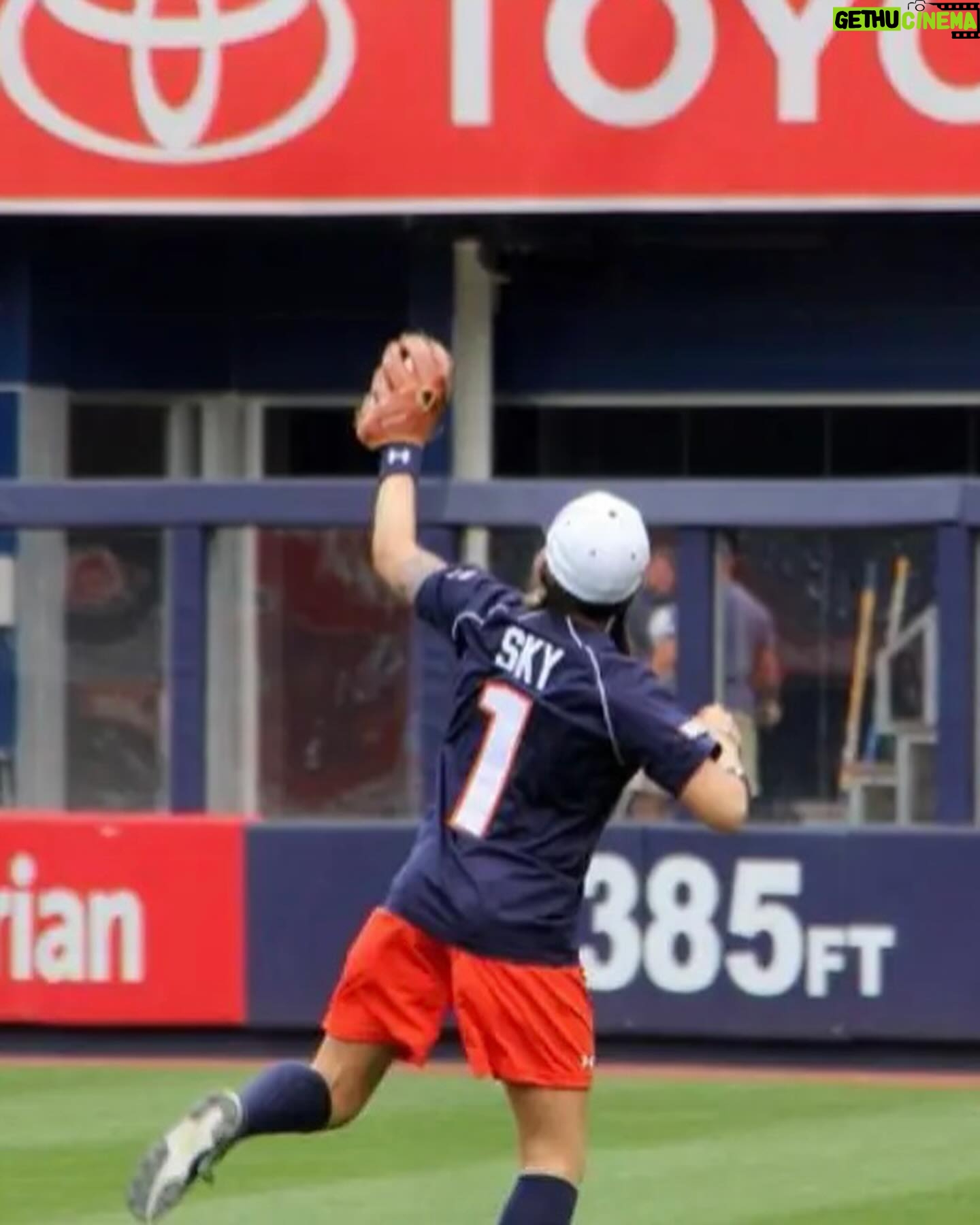 Jamie Szantyr Instagram - Throwback to when I played ball at @yankees Stadium for the 4th Annual Bombers Boomer Broadway Softball Classic for Charity. This is run by Boomer Esiason and I played on his team with other celebrity guests and we played against The Wounded Warriors and some Yankee Alumni. This is probably one of the top coolest things I’ve ever done because anyone who knows me knows how much I love baseball and what a huge Yankee fan I am, so to play ball AT YANKEE STADIUM with some greats like El Duque, who is my top favorite pitcher of all time, and Charlie Hayes was a surreal experience.
