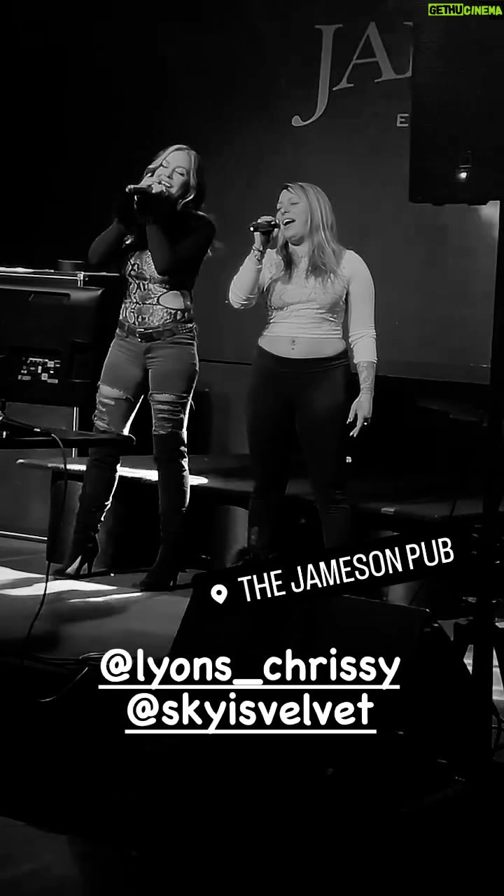 Jamie Szantyr Instagram - Sometimes when I drink wine I try to sing. 🙃🥴