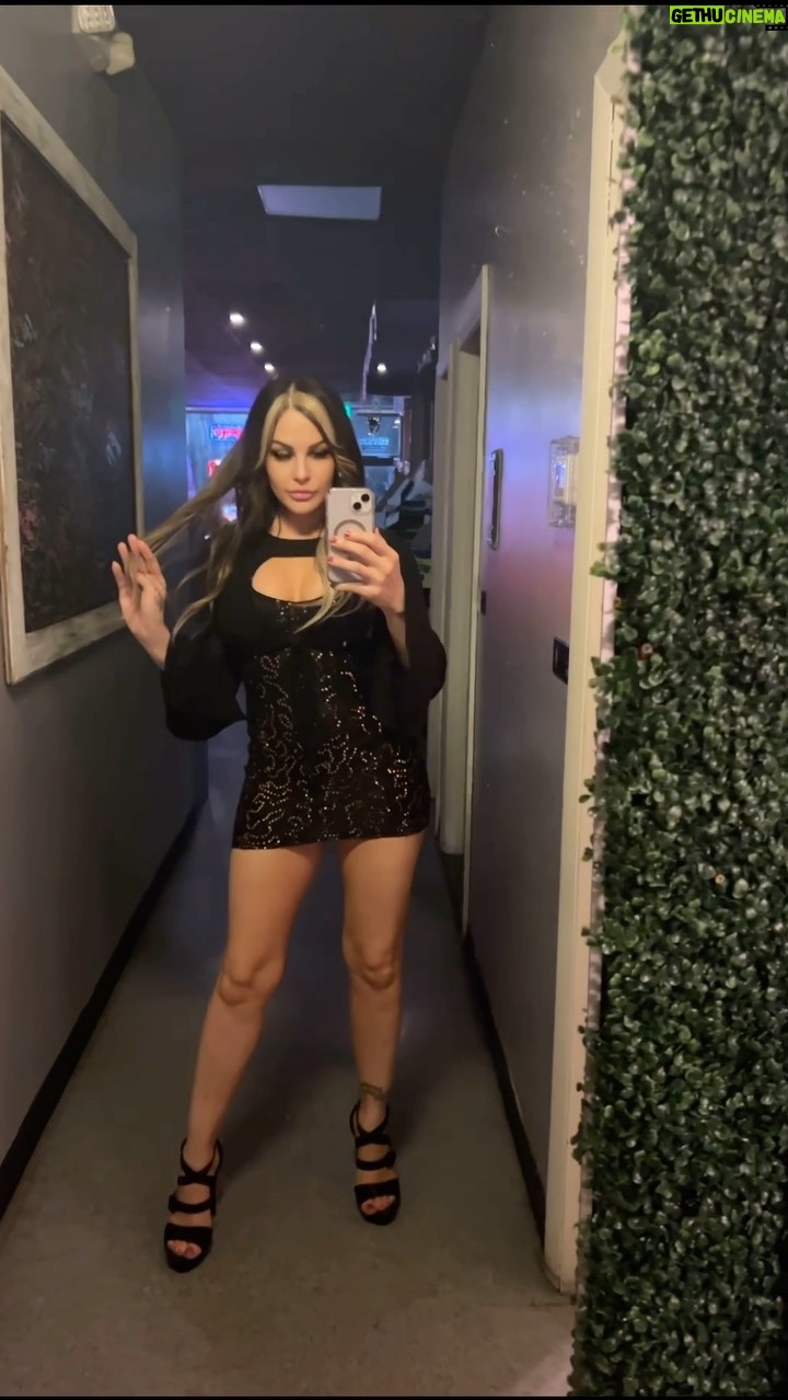 Jamie Szantyr - 7.3K Likes - Hey there. Nice stems. π€πΌ