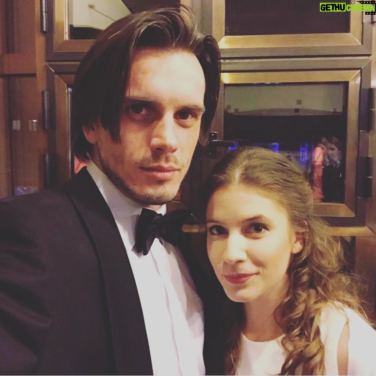 Jana Kovalčiková - 5.4K Likes - #vojnanemazenskutvar #skd #slovenskekomornedivadlo #danielzulcak #janakovalcikova #potľeskjenasavyplata #oteckovia #vlci #together