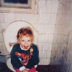 Jana Kovalčiková Instagram - #tbt - keď sa ešte na misu sadalo - nos široký ako ústa - #happyhappy #srodinounavylete #malajana
