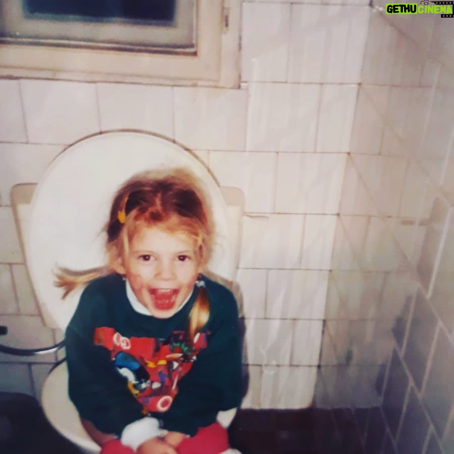 Jana Kovalčiková - 4.8K Likes - #tbt - keď sa ešte na misu sadalo - nos široký ako ústa - #happyhappy #srodinounavylete #malajana