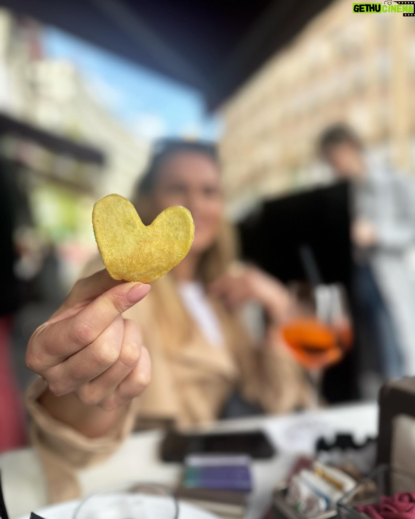 Jana Kovalčiková - 6.2K Likes - a tak sme boli na výlete. a jedli sme dobré jedlo a pozorovali ľudí. a tešili sa že môžeme toto všetko robiť. lebo cestovanie a spoznávanie je čo? #brutal obohacujuce a ešte aj hashtag #love dám! a samozrejme treba byť aj v dobrej spoločnosti- 🤌🏼 @janacervinkova