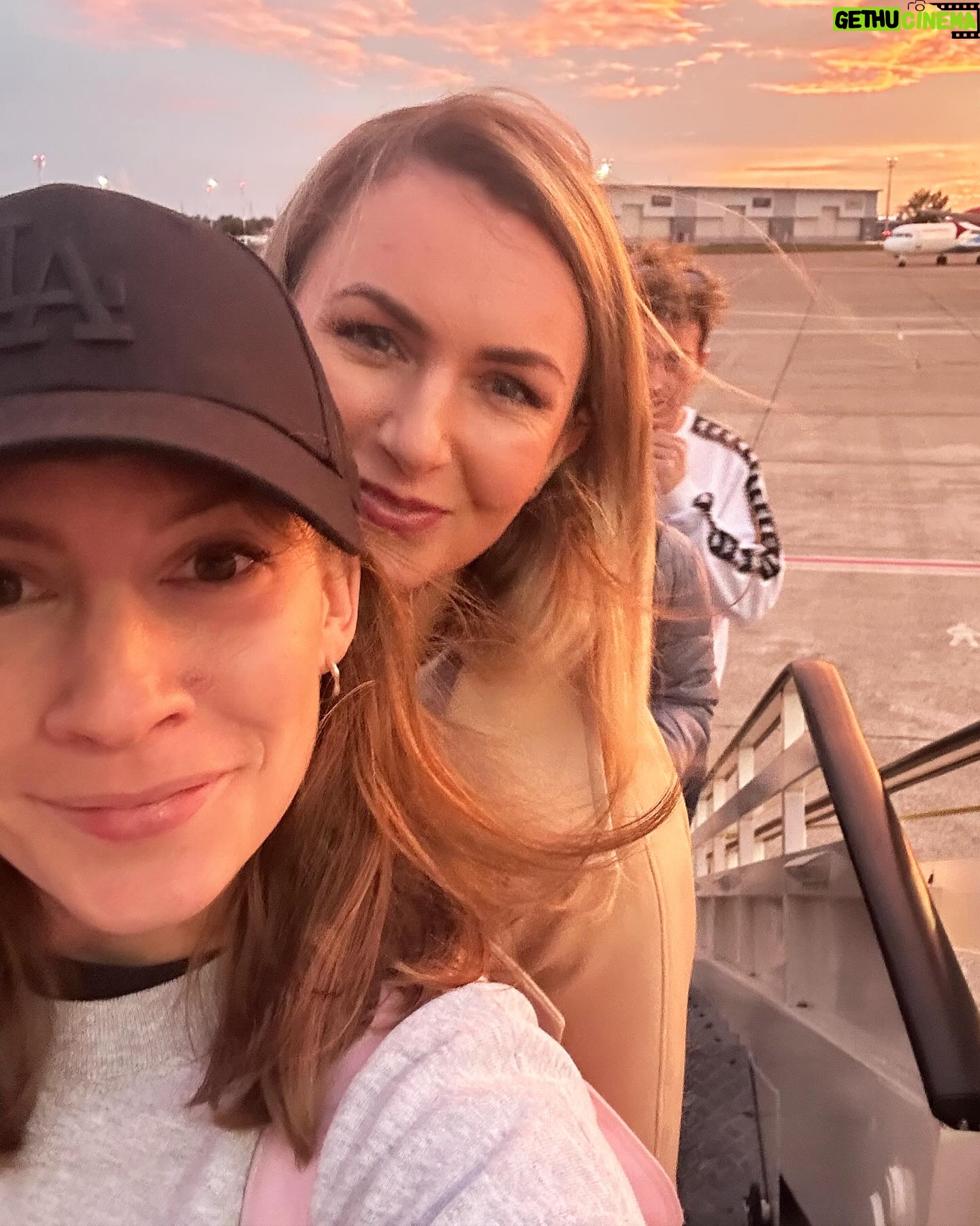 Jana Kovalčiková - 6.2K Likes - a tak sme boli na výlete. a jedli sme dobré jedlo a pozorovali ľudí. a tešili sa že môžeme toto všetko robiť. lebo cestovanie a spoznávanie je čo? #brutal obohacujuce a ešte aj hashtag #love dám! a samozrejme treba byť aj v dobrej spoločnosti- 🤌🏼 @janacervinkova