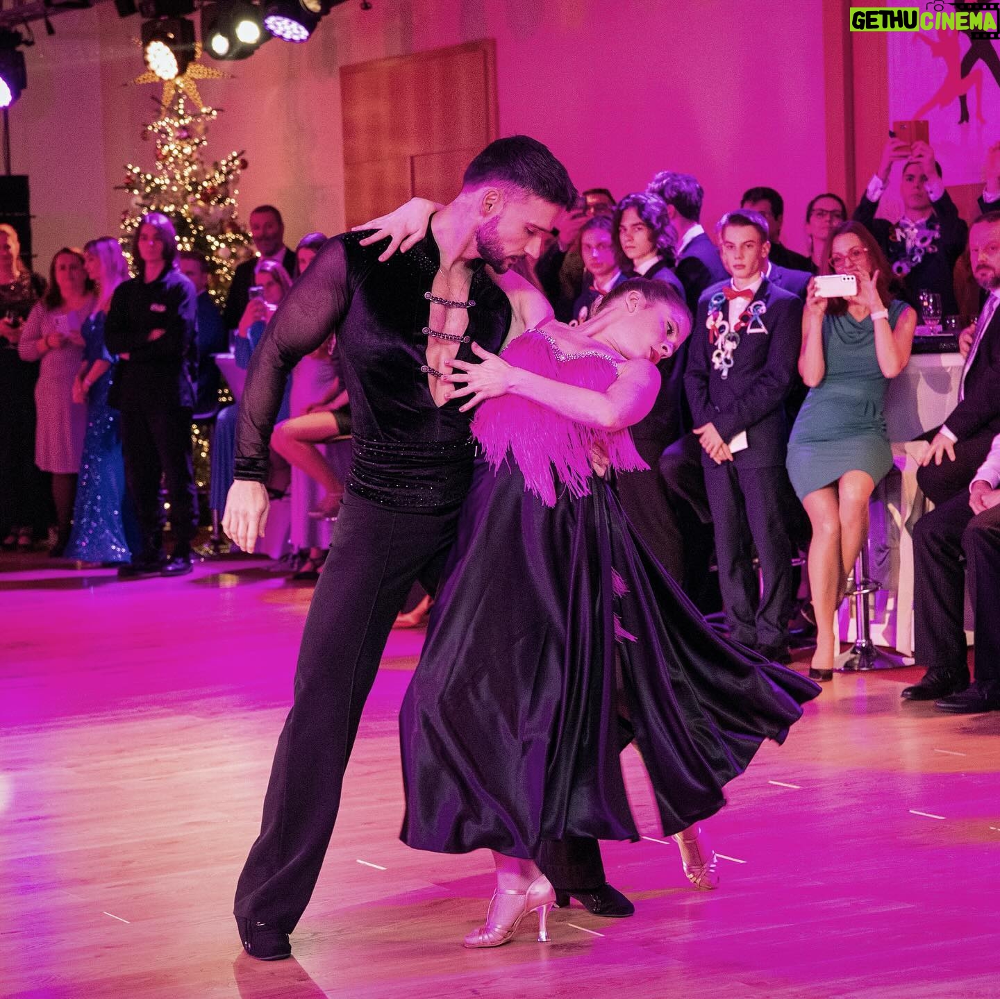 Jana Kovalčiková - 3.8K Likes - …dancing show with the queen @j.kovalcikova 👑
Keď som ťa pred siedmimi mesiacmi objímal a blahoželal ti k titulu kráľovnej parketu @letsdance.markiza , toto by mi naozaj nikdy nenapadlo🔥